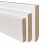 Rodapié lacado blanco MDF de canto recto en varias alturas, acabado liso moderno y diseño recto para suelos laminados, parquet y tarima.