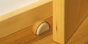 Tope Inoxfix 1440 madera natural fabricados en madera natural con pieza amortiguadora de caucho, fijación con tornillo incluida, disponibles en varios tonos de madera