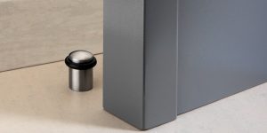 Tope Inofix 3160 metálico con tórica de caucho, fijación con tornillo para uso interior o exterior en suelos de alto tránsito