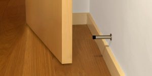 Tope de puerta Inofix 3164 para fijación en pared, fabricado en acero inoxidable con pieza de caucho amortiguadora y tornillo incluido