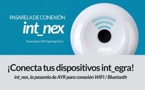 Pasarela de conexión AYR int_NEX de color blanco con conector de enchufe europeo, diseñada para integrar dispositivos inteligentes AYR vía WiFi y Bluetooth