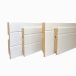 Zócalos ranurados de MDF hidrófugo lacado blanco en diferentes alturas y diseños con una o dos ranuras tipo V y moldura clásica, ideales para interiores con alta exposición a humedad