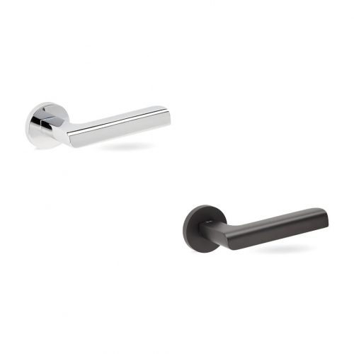 Maneta Roseta Redonda Groël Adda 229 con roseta redonda disponible en acabados cromo brillo y negro mate. Diseño moderno y ergonómico para puertas interiores. Herraje decorativo de alta calidad ideal para proyectos de arquitectura y diseño de interiores
