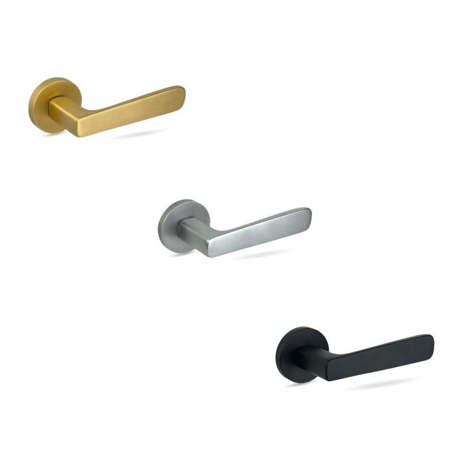 Maneta Roseta Redonda Groël Bimba 246 con roseta redonda disponible en acabados latón satinado, cromo satinado y negro mate. Diseño moderno ideal para puertas interiores. Herraje elegante y funcional para proyectos residenciales y comerciales