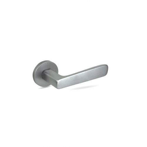 Maneta de puerta Groël Bimba 246 con roseta redonda disponible en acabados latón satinado, cromo satinado y negro mate. Diseño moderno ideal para puertas interiores. Herraje elegante y funcional para proyectos residenciales y comerciales
