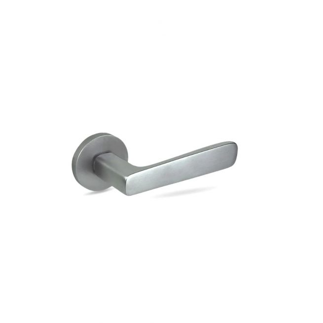Maneta de puerta Groël Bimba 246 con roseta redonda disponible en acabados latón satinado, cromo satinado y negro mate. Diseño moderno ideal para puertas interiores. Herraje elegante y funcional para proyectos residenciales y comerciales