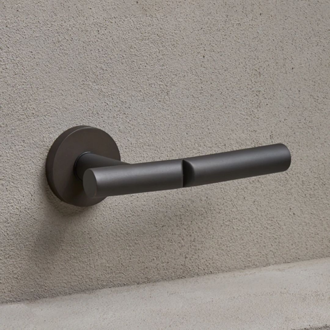 Maneta Roseta Redonda Groël Snap 623 con roseta redonda, acabados en latón envejecido y marrón, diseño ergonómico y moderno para interiores de alta gama