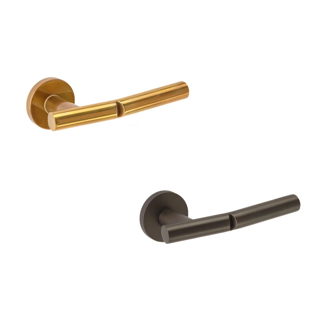 Maneta Roseta Redonda Groël Snap 623 con roseta redonda, acabados en latón envejecido y marrón, diseño ergonómico y moderno para interiores de alta gama