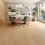 Oficina moderna y luminosa con suelo laminado Finfloor Purefloor 8 mm AC5 en acabado roble claro, con vetas naturales y tono cálido que aporta elegancia, resistencia y un ambiente acogedor.