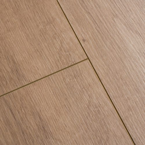 Detalle del suelo laminado Finfloor Original AC5 con bisel 4V en acabado roble Glamour, donde se aprecia la unión entre lamas y el bisel marcado que aporta profundidad, realismo y un acabado elegante.