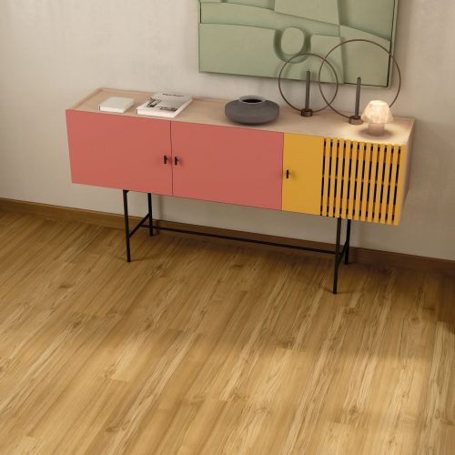 Suelo laminado Finfloor Original AC5 en acabado roble natural, instalado en un salón moderno con mobiliario contemporáneo, que destaca por su textura realista, tonalidad cálida y alta resistencia para uso intensivo.