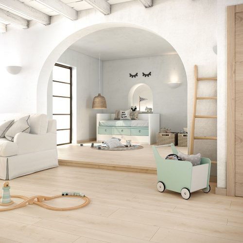 Suelo laminado Finfloor Supreme AC6 Durable instalado en habitación infantil luminosa, con acabado efecto madera roble claro y alta resistencia al desgaste.