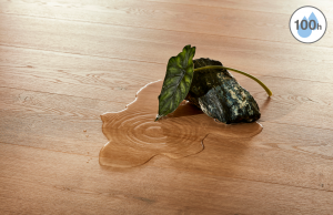 Detalle de parquet Finfloor con tecnología Durable PRO, alta resistencia al agua (hasta 100 horas) y protección en juntas, ideal para zonas húmedas y uso intensivo.