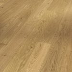 Suelo de madera natural Parador Classic 3025 Roble 1 lama con acabado natural mate, parquet de roble auténtico con veta marcada y diseño elegante para interiores cálidos y sofisticados.