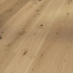 Suelo de madera natural Parador Trendtime 4 Roble Lugana Blanco acabado mate, parquet de roble 1 lama con nudos visibles, veta natural y diseño elegante en tono roble claro para interiores luminosos.
