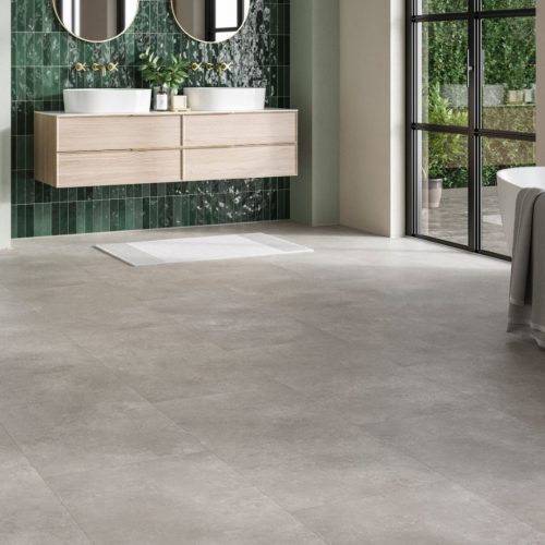 Suelo vinílico Parador Trendtime 5 efecto piedra gris claro instalado en baño moderno, acabado resistente al agua con diseño elegante y alta durabilidad para interiores contemporáneos