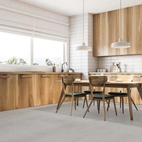 Suelo vinílico SPC V-Line Project PRO acabado efecto madera clara instalado en cocina comedor moderna, resistente al agua, de alta durabilidad y diseño natural para hogares y comercios