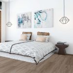 Suelo vinílico SPC V-Line Project PRO efecto madera roble natural instalado en dormitorio moderno, acabado resistente al agua con textura natural y alta resistencia para uso residencial y comercial