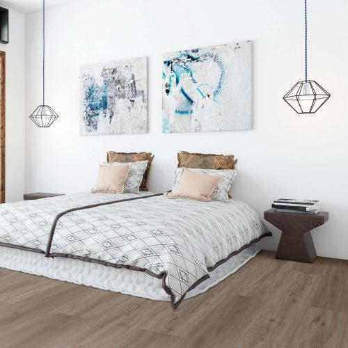 Suelo vinílico SPC V-Line Project PRO efecto madera roble natural instalado en dormitorio moderno, acabado resistente al agua con textura natural y alta resistencia para uso residencial y comercial