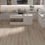 Suelo vinílico SPC V-Line Unique efecto madera roble natural en cocina moderna, acabado mate con textura sincronizada, resistente al agua y apto para uso residencial y comercial