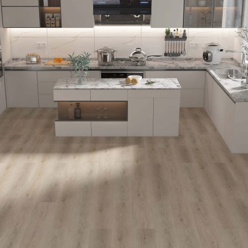 Suelo vinílico SPC V-Line Unique efecto madera roble natural en cocina moderna, acabado mate con textura sincronizada, resistente al agua y apto para uso residencial y comercial