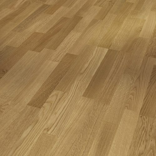 Parquet flotante de madera natural de roble con acabado barnizado satinado, diseño de 3 lamas y tonalidad roble natural, ideal para aportar calidez, resistencia y elegancia a cualquier estancia del hogar.