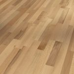 Parquet flotante Parador Classic 3060 haya vaporizada Rustik 3 lamas, suelo de madera natural con acabado cálido, vetas variadas y diseño rústico de alta resistencia para interiores elegantes y acogedores.